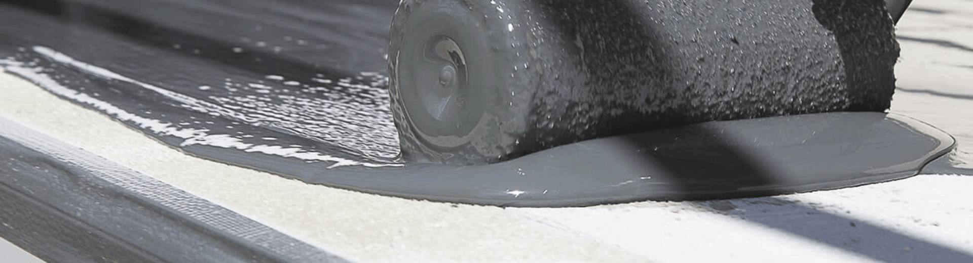 Headerbild Alfa purSeal+ abdichtung eines Daches mit Walze